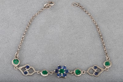 Lot 46 - AN EMERALD AND SAPPHIRE CLUSTER BRACELET,...