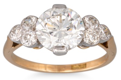 Lot 329 - A DIAMOND RING, the centre brilliant cut...