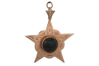 Lot 8 - A VINTAGE 9CT GOLD PENDANT, modelled as a star,...