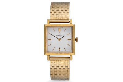 Lot 397 - A VINTAGE 14CT YELLOW GOLD GENT'S OMEGA...