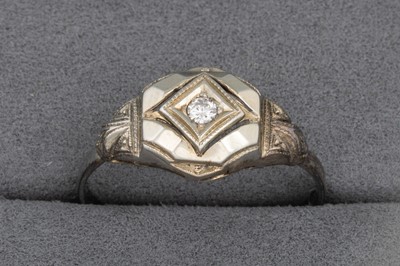 Lot 25 - A VINTAGE DIAMOND SET RING, mounted in 18ct...