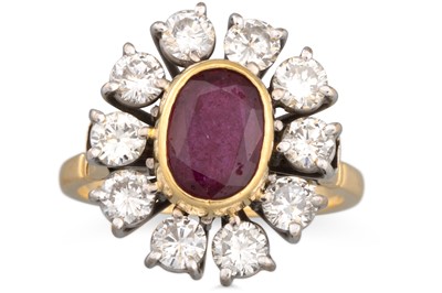 Lot 256 - A RUBY AND DIAMOND CLUSTER RING, the oval ruby...