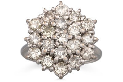 Lot 258 - A DIAMOND DAISY CLUSTER RING, the round...