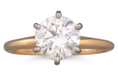 Lot 260 - A DIAMOND SOLITAIRE RING, the round brilliant...