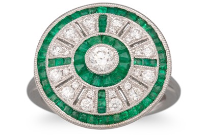 Lot 85 - A DIAMOND AND EMERALD TARGET STYLE RING,...