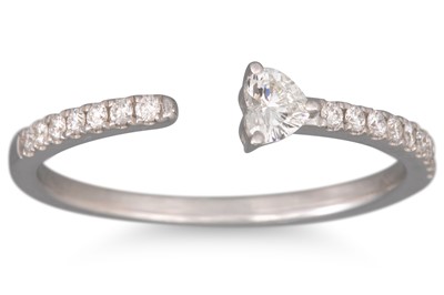 Lot 89 - A DIAMOND SPLIT BAND RING, the heart shaped...