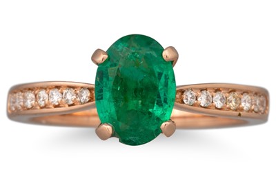 Lot 142 - A DIAMOND AND EMERALD RING, the oval emerald...