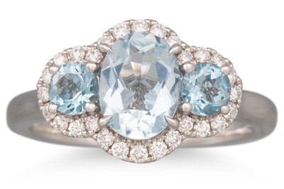 Lot 143 - A DIAMOND AND AQUAMARINE THREE STONE CLUSTER...