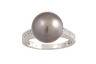 Lot 341 - A BLACK PEARL RING, to diamond set shoulders,...