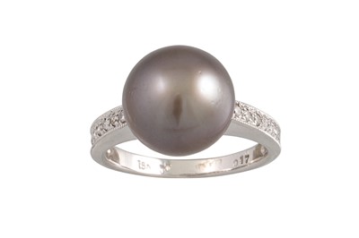 Lot 341 - A BLACK PEARL RING, to diamond set shoulders,...