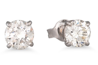 Lot 147 - A PAIR OF DIAMOND STUD EARRINGS, the brilliant...