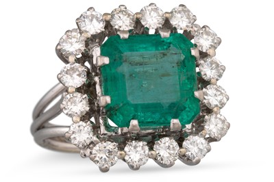 Lot 278 - A EMERALD AND DIAMOND CLUSTER RING, the trap...