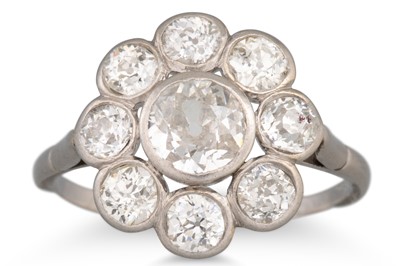 Lot 279 - AN ANTIQUE DIAMOND CLUSTER RING, the old cut...