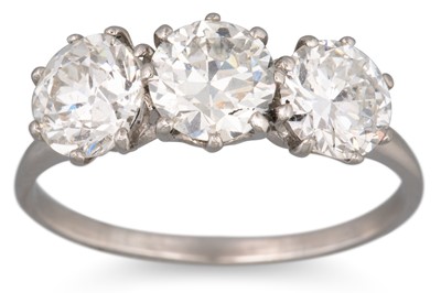 Lot 283 - A THREE STONE DIAMOND RING, old cut diamonds...