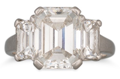 Lot 324 - AN IMPRESSIVE EMERALD CUT DIAMOND SOLITAIRE...