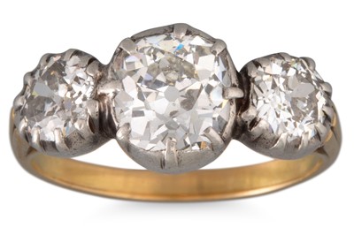 Lot 229 - AN ANTIQUE THREE STONE DIAMOND RING, set with...