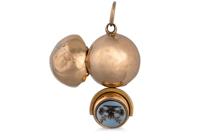 Lot 234 - AN ANTIQUE GOLD BALL PENDANT, opening up to...