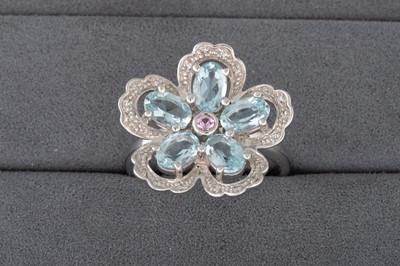 Lot 80 - AN AQUAMARINE AND PINK SAPPHIRE CLUSTER RING,...