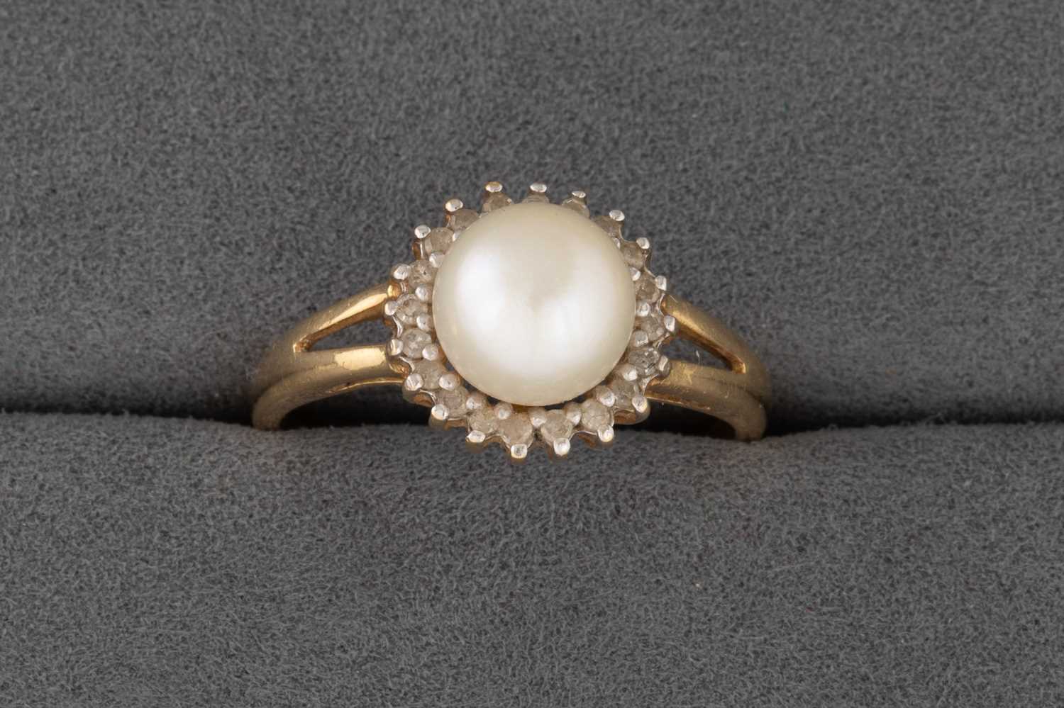 Lot 5 - A 14CT YELLOW GOLD RING, set with a pearl, size N