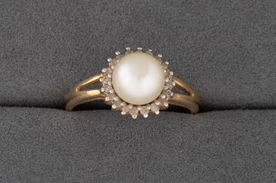 Lot 85 - A 14CT YELLOW GOLD RING, set with a pearl, size N