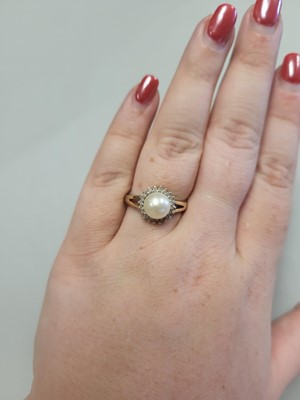 Lot 5 - A 14CT YELLOW GOLD RING, set with a pearl, size N