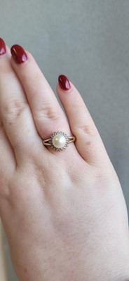 Lot 5 - A 14CT YELLOW GOLD RING, set with a pearl, size N