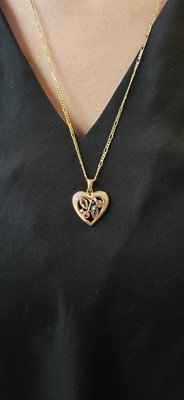 Lot 9 - A 9CT GOLD GEM-SET PENDANT, chain 24"