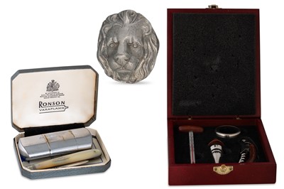 Lot 403 - A PEWTER SNUFF BOX, depicting a lion's head,...