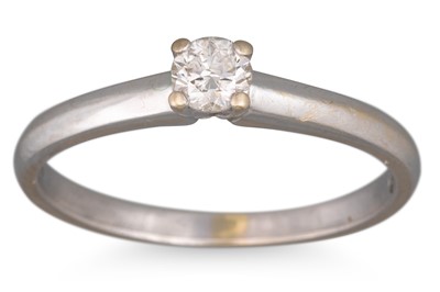 Lot 207 - A DIAMOND SOLITAIRE RING, the round brilliant...