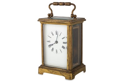 Lot 404 - AN ANTIQUE BRASS FRAMED CARRIAGE CLOCK, with...