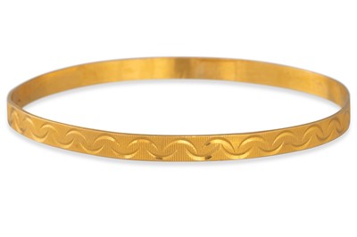 Lot 345 - A 22CT YELLOW GOLD BANGLE, 12 g