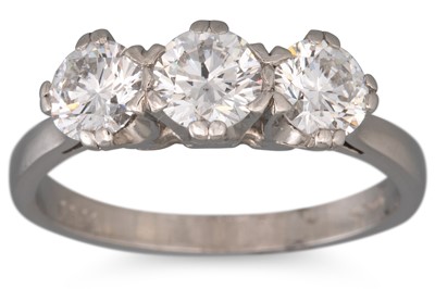 Lot 261 - A THREE STONE DIAMOND RING, the three...