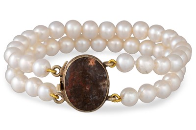 Lot 263 - A TWO ROWED PEARL AND AGATE BRACELET, with an...