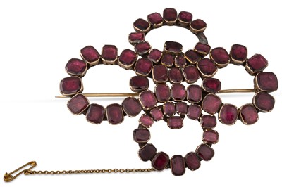 Lot 266 - AN ANTIQUE GARNET BROOCH, of quartrefoil...