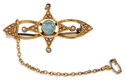 Lot 267 - AN ANTIQUE AQUAMARINE AND SEED PEARL BROOCH,...