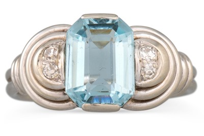 Lot 270 - AN AQUAMARINE AND DIAMOND RETRO STYLE RING,...