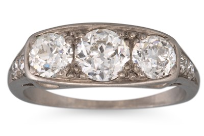 Lot 316 - AN ANTIQUE DIAMOND THREE STONE RING, the old...