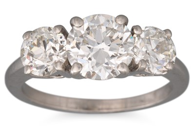 Lot 319 - A THREE STONE DIAMOND RING, the old cut...