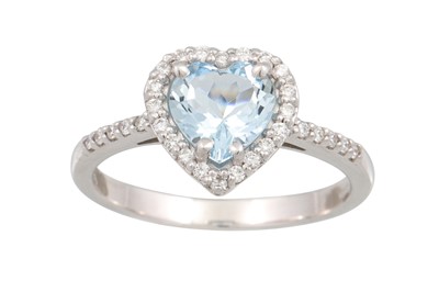 Lot 373 - AN AQUAMARINE AND DIAMOND CLUSTER RING, the...