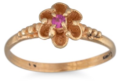 Lot 122 - A PINK SAPPHIRE RING, in the form of a flower,...