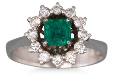 Lot 200 - A DIAMOND AND EMERALD CLUSTER RING, square...