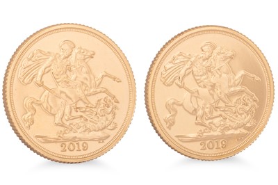 Lot 352 - TWO 2019 FULL GOLD SOVEREIGNS, English coins,...