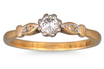 Lot 162 - A VINTAGE DIAMOND SOLITAIRE RING, mounted in...