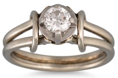 Lot 243 - A DIAMOND SOLITAIRE RING, the brilliant cut...