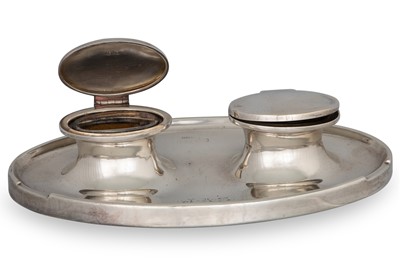 Lot 392 - AN ANTIQUE SILVER CAPSTAN DOUBLE INKWELL