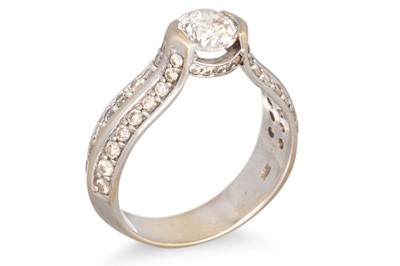 Lot 159 - A DIAMOND SOLITAIRE RING, the central round...