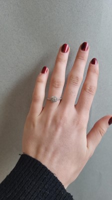 Lot 63 - A DIAMOND SET HALO CLUSTER RING, the centre...