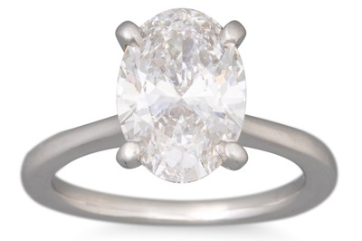 Lot 309 - A DIAMOND SOLITAIRE RING, the oval diamond to...