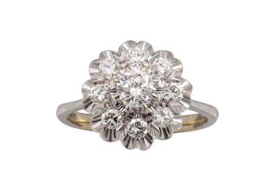 Lot 389 - A DIAMOND CLUSTER RING, the brilliant cut...