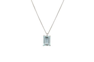 Lot 390 - AN AQUAMARINE PENDANT, the rectangular...